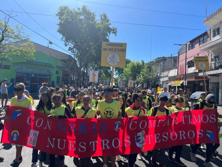 Cientos de niños recorrieron la Ciudad con el lema 'Con María, compartimos nuestros tesoros'