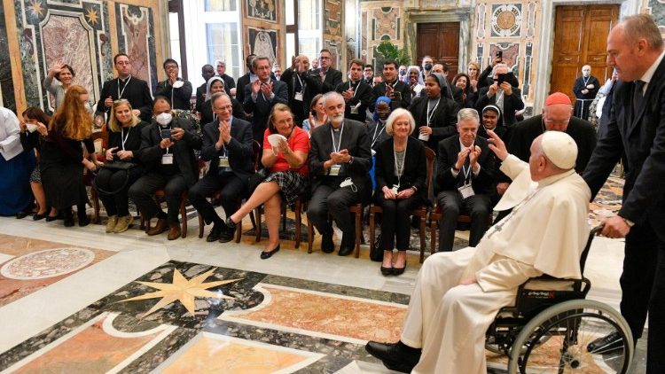 "¿Cómo pueden las familias, fatigadas, dar testimonio de la Buena Noticia del Evangelio?" "¿Cómo pueden las familias, fatigadas, dar testimonio de la Buena Noticia del Evangelio?"