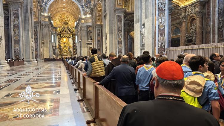 Con el corazón en Roma: el cardenal Rossi junto a los restos del Papa Francisco Con el corazón en Roma: el cardenal Rossi junto a los restos del Papa Francisco