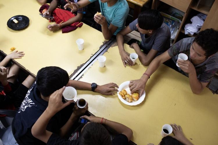 '¡Con la comida no!': el clamor de los sacerdotes de las villas y barrios populares '¡Con la comida no!': el clamor de los sacerdotes de las villas y barrios populares