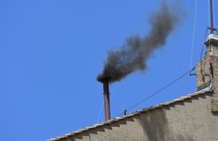 Cónclave: humo negro por segunda vez en la plaza de San Pedro Cónclave: humo negro por segunda vez en la plaza de San Pedro