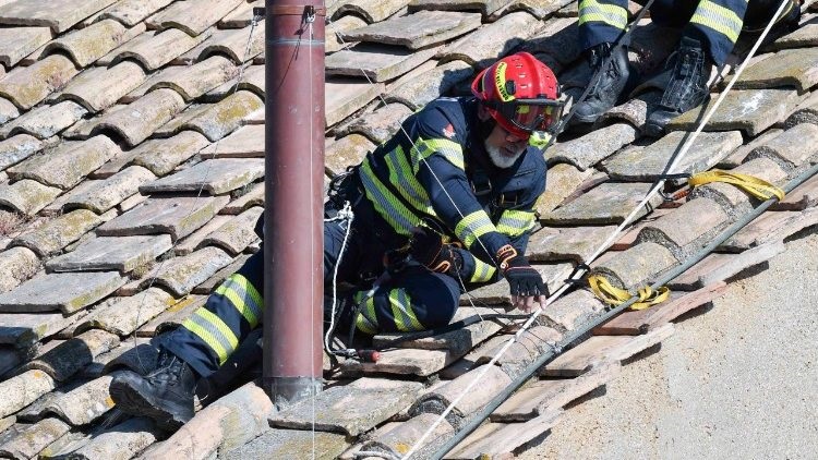Cónclave: La chimenea para la elección papal ya está lista sobre el tejado de la Sixtina Cónclave: La chimenea para la elección papal ya está lista sobre el tejado de la Sixtina