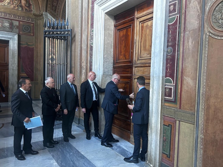 Cónclave: se sellaron las entradas al Palacio Apostólico Vaticano Cónclave: se sellaron las entradas al Palacio Apostólico Vaticano