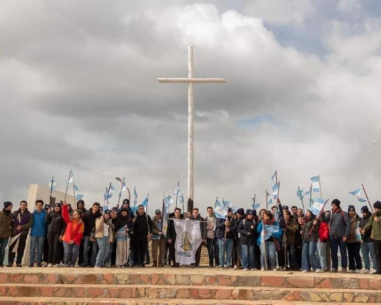 Decenas de jóvenes peregrinaron a San Julián para honrar a los héroes de Malvinas Decenas de jóvenes peregrinaron a San Julián para honrar a los héroes de Malvinas