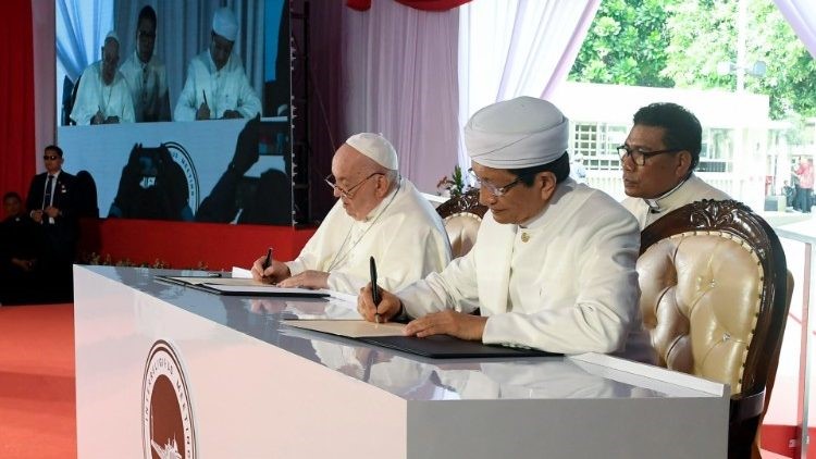 Declaración conjunta del Papa y el Gran Imán Umar para promover la paz y el diálogo Declaración conjunta del Papa y el Gran Imán Umar para promover la paz y el diálogo