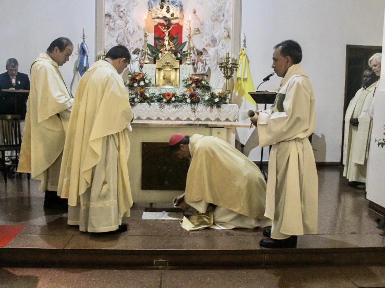 Dedicación del templo Santa Teresa del Niño Jesús en Tres de Febrero Dedicación del templo Santa Teresa del Niño Jesús en Tres de Febrero