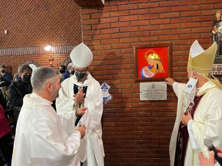 Dedicaron el templo y el altar de la parroquia lomense María Auxiliadora Dedicaron el templo y el altar de la parroquia lomense María Auxiliadora