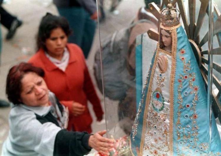 Devotos peregrinan a la Virgen de Luján en la víspera de la fiesta patronal Devotos peregrinan a la Virgen de Luján en la víspera de la fiesta patronal