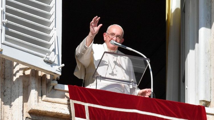 Francisco: "Confiemos en María, llena de gracia y de belleza" Francisco: "Confiemos en María, llena de gracia y de belleza"