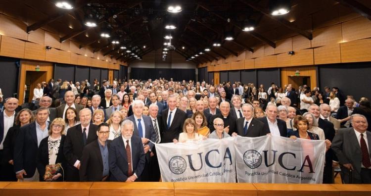 Día del Graduado UCA: los primeros dos egresados y la número 100.000 Día del Graduado UCA: los primeros dos egresados y la número 100.000