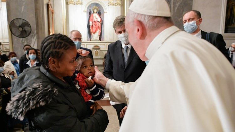 Diecisiete refugiados procedentes de Chipre llegarán a Roma gracias a la mediación del Papa Diecisiete refugiados procedentes de Chipre llegarán a Roma gracias a la mediación del Papa
