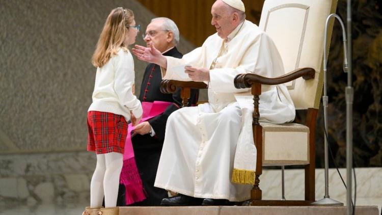 Dios nos mira con los ojos del amor, dijo el Papa a los niños Dios nos mira con los ojos del amor, dijo el Papa a los niños