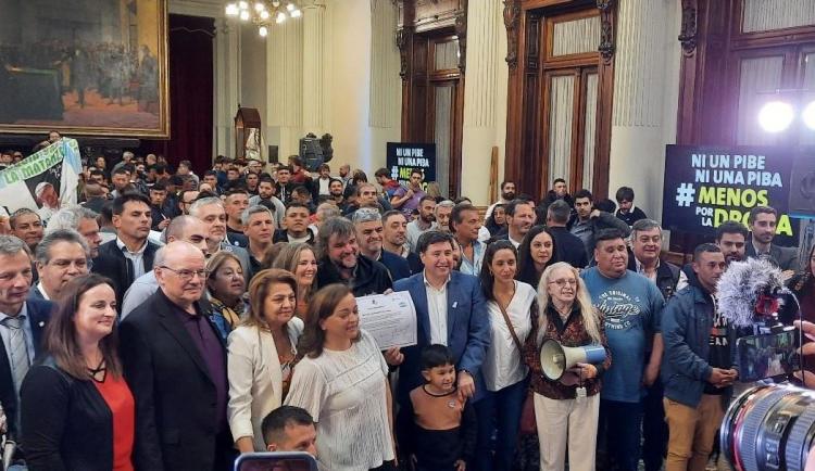 Diputados nacionales adhirieron a la campaña 'Ni un pibe menos por la droga' Diputados nacionales adhirieron a la campaña 'Ni un pibe menos por la droga'