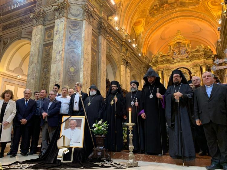 Comunidades religiosas recordaron en la catedral porteña al Papa Francisco Comunidades religiosas recordaron en la catedral porteña al Papa Francisco