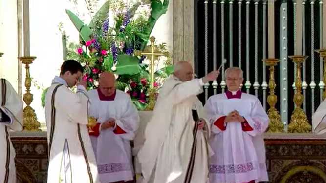 Domingo de Pascua: El Papa vuelve a celebrar la misa ante miles de peregrinos Domingo de Pascua: El Papa vuelve a celebrar la misa ante miles de peregrinos
