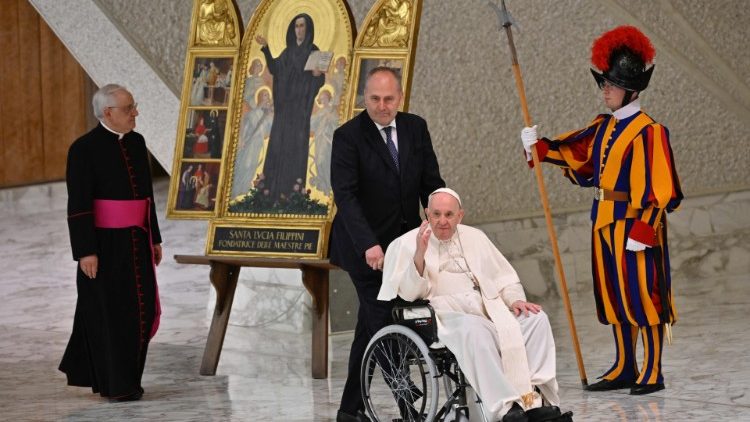 "Educar es transmitir vida, ser maestro es vivir una misión", dijo el Papa "Educar es transmitir vida, ser maestro es vivir una misión", dijo el Papa