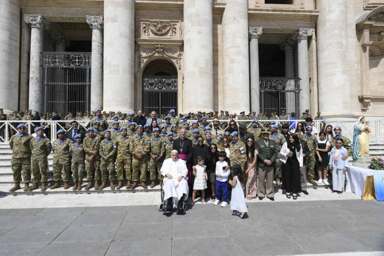 Efectivos de las Fuerzas Armadas se reúnen con el Papa en San Pedro Efectivos de las Fuerzas Armadas se reúnen con el Papa en San Pedro