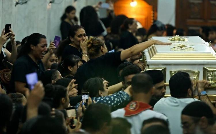 Egipcios lloran la muerte de 41 personas en incendio de iglesia copta en El Cairo Egipcios lloran la muerte de 41 personas en incendio de iglesia copta en El Cairo