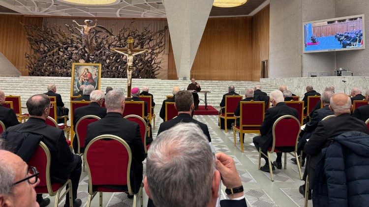 Ejercicios de Cuaresma: 'El Papa nos acompaña incluso en su ausencia', dijo fray Pasolini Ejercicios de Cuaresma: 'El Papa nos acompaña incluso en su ausencia', dijo fray Pasolini