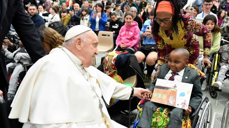 Abrazo del Papa al personal de las seis sedes del Hospital Bambino Gesù Abrazo del Papa al personal de las seis sedes del Hospital Bambino Gesù