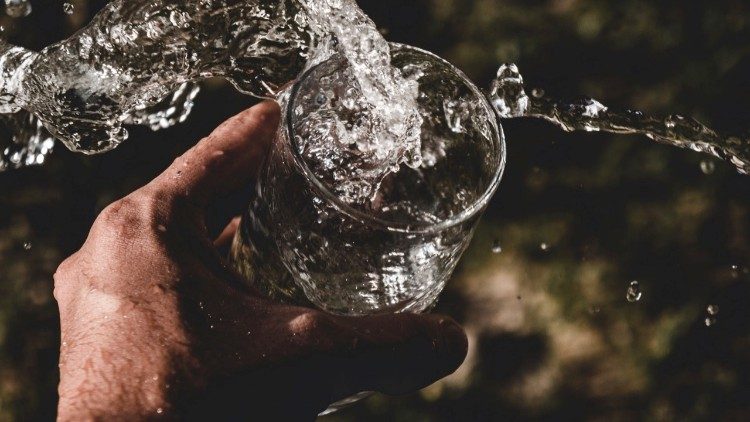 El agua, un bien primordial que el Papa llamó a preservar El agua, un bien primordial que el Papa llamó a preservar