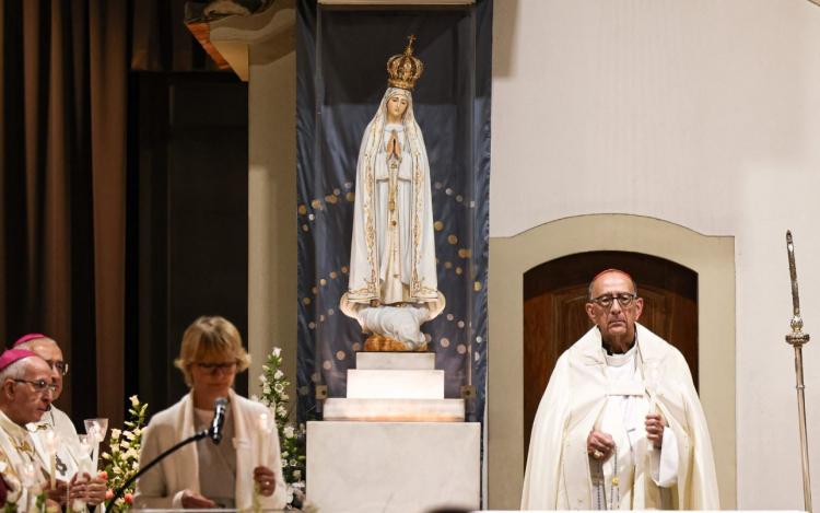 Portugal: miles de peregrinos rezaron a la Virgen de Fátima por la paz en el mundo Portugal: miles de peregrinos rezaron a la Virgen de Fátima por la paz en el mundo