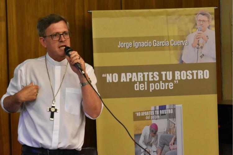 Mons. García Cuerva presentó su libro 'No apartes tu rostro del pobre' Mons. García Cuerva presentó su libro 'No apartes tu rostro del pobre'