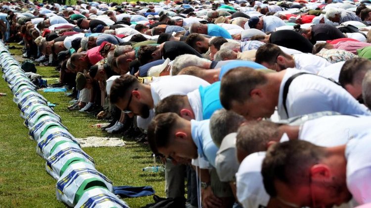 El arzobispo de Sarajevo recordó a las víctimas de masacre de Srebrenica