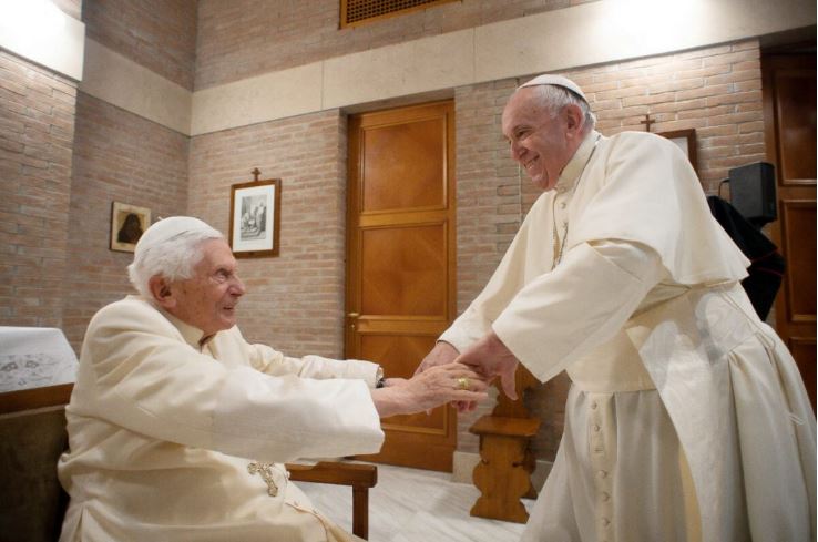 El arzobispo Gänswein confirmó el apoyo del papa Francisco a Benedicto XVI El arzobispo Gänswein confirmó el apoyo del papa Francisco a Benedicto XVI