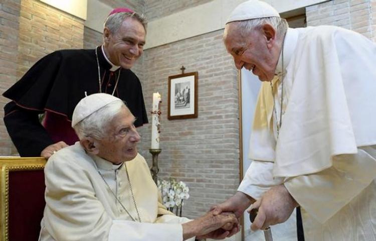 Gänswein deja de ser Prefecto de la Casa Pontificia y vuelve a Friburgo