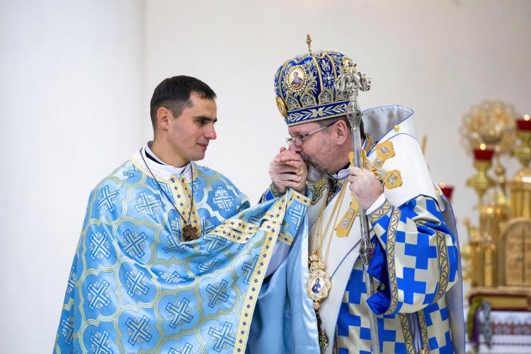 El arzobispo ucraniano besó la mano de un sacerdote que estuvo detenido El arzobispo ucraniano besó la mano de un sacerdote que estuvo detenido