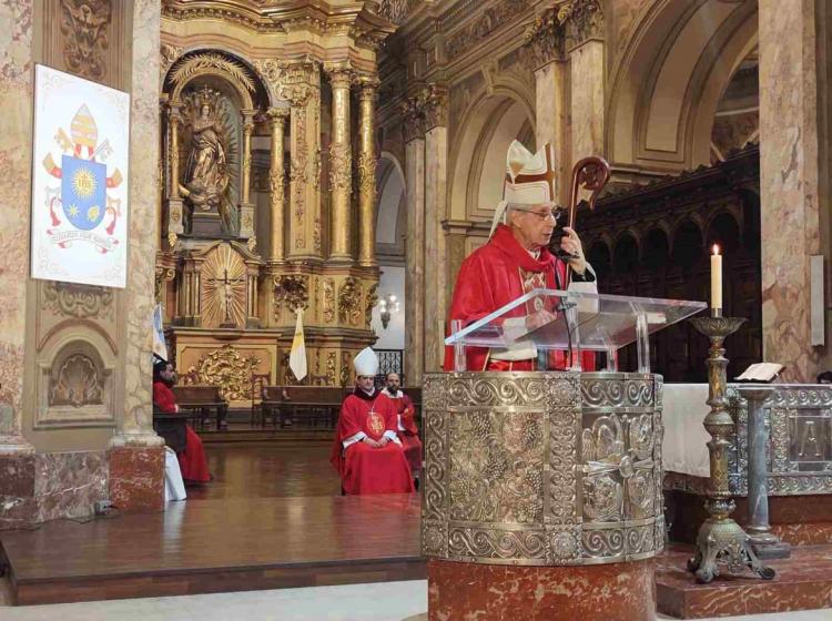 El cardenal Poli presidió la misa por el Día del Pontífice