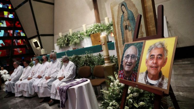 El Celam condena y rechaza el asesinato de dos sacerdotes jesuitas en México El Celam condena y rechaza el asesinato de dos sacerdotes jesuitas en México