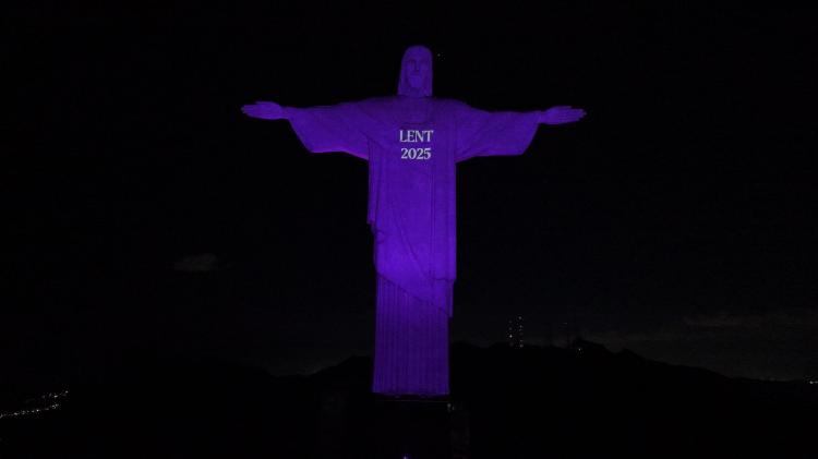 El Cristo Redentor se tiñe de púrpura en el inicio de la Cuaresma El Cristo Redentor se tiñe de púrpura en el inicio de la Cuaresma