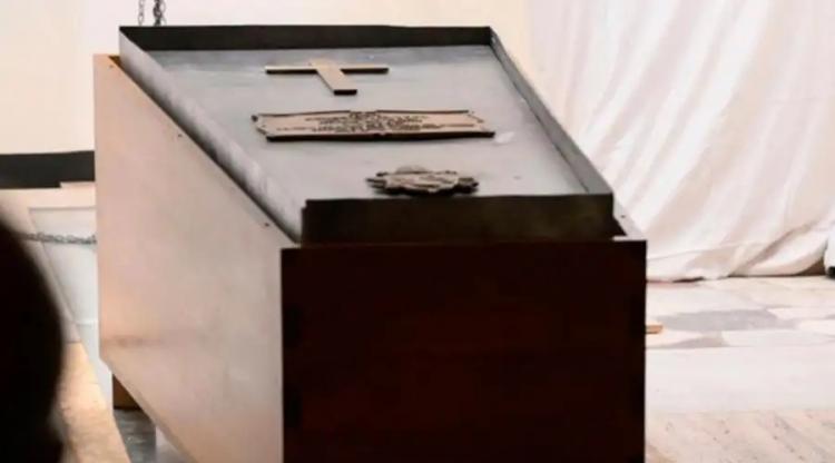 El cuerpo de Benedicto XVI descansa ya en la que fue tumba de Juan Pablo II El cuerpo de Benedicto XVI descansa ya en la que fue tumba de Juan Pablo II