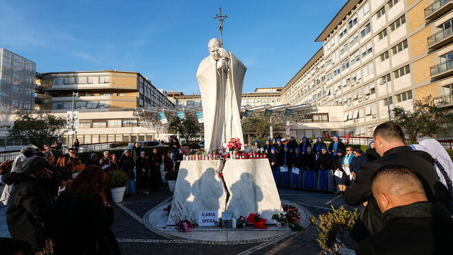 El estado del Papa sigue siendo crítico, pero sin nuevas crisis respiratorias El estado del Papa sigue siendo crítico, pero sin nuevas crisis respiratorias