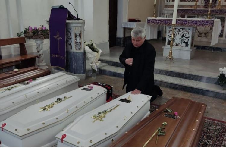 El Limosnero pontificio representó al Papa ante las víctimas del derrumbe en Ischia El Limosnero pontificio representó al Papa ante las víctimas del derrumbe en Ischia
