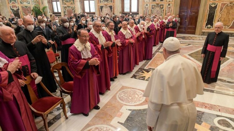 El matrimonio es un bien de extraordinario valor para todos, afirmó el Papa