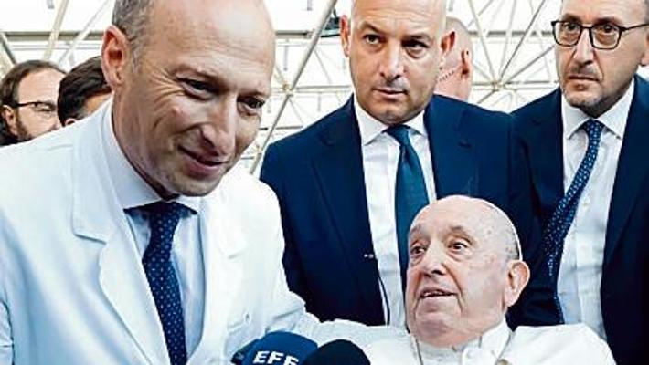 El médico del Papa contó cual fue 'el momento más crítico' El médico del Papa contó cual fue 'el momento más crítico'