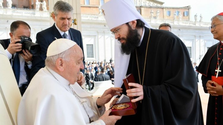 El metropolita ruso Antonij saludó al Papa tras la audiencia general El metropolita ruso Antonij saludó al Papa tras la audiencia general