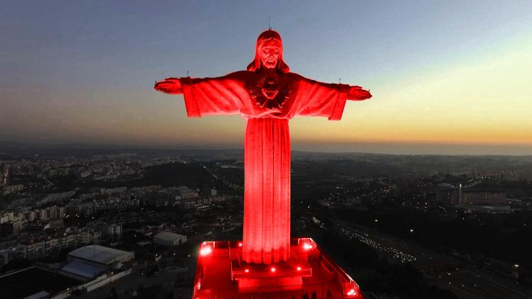 El mundo se ilumina de rojo por los cristianos perseguidos El mundo se ilumina de rojo por los cristianos perseguidos