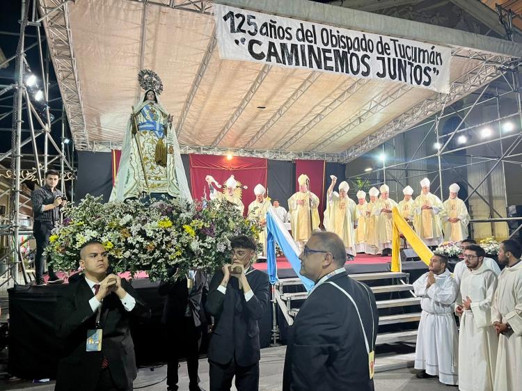 El nuncio bendijo al pueblo tucumano y rezó para que su fe crezca El nuncio bendijo al pueblo tucumano y rezó para que su fe crezca