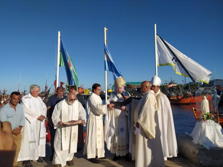El nuncio presidió la tradicional procesión náutica junto a la imagen de San Salvador El nuncio presidió la tradicional procesión náutica junto a la imagen de San Salvador