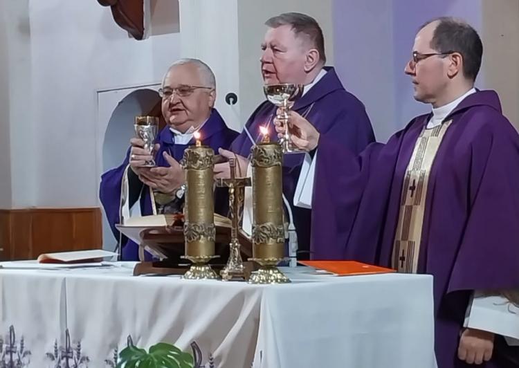 El nuncio visitó la prelatura de Esquel por los 15 años de su creación El nuncio visitó la prelatura de Esquel por los 15 años de su creación