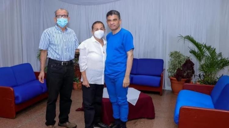 El obispo condenado por el régimen nicaragüense recibió la visita de su familia