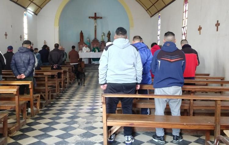 El obispo de Azul lleva una imagen de la Virgen y una cruz al penal de Sierra Chica El obispo de Azul lleva una imagen de la Virgen y una cruz al penal de Sierra Chica