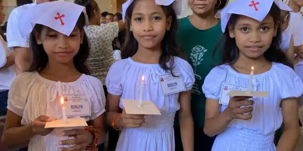 El obispo de Manila bautizó en una misa a 506 niños de barrios marginales El obispo de Manila bautizó en una misa a 506 niños de barrios marginales