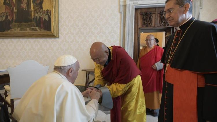 El Papa a budistas: "No a quienes utilizan la religión para justificar actos de violencia y odio" El Papa a budistas: "No a quienes utilizan la religión para justificar actos de violencia y odio"