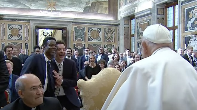 El Papa, a los humoristas: 'Al provocar una sonrisa, hacen sonreír también a Dios' El Papa, a los humoristas: 'Al provocar una sonrisa, hacen sonreír también a Dios'