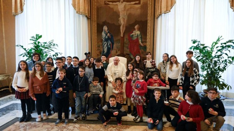 El Papa, a los adolescentes: 'En Navidad, tengan una mirada para los que sufren' El Papa, a los adolescentes: 'En Navidad, tengan una mirada para los que sufren'
